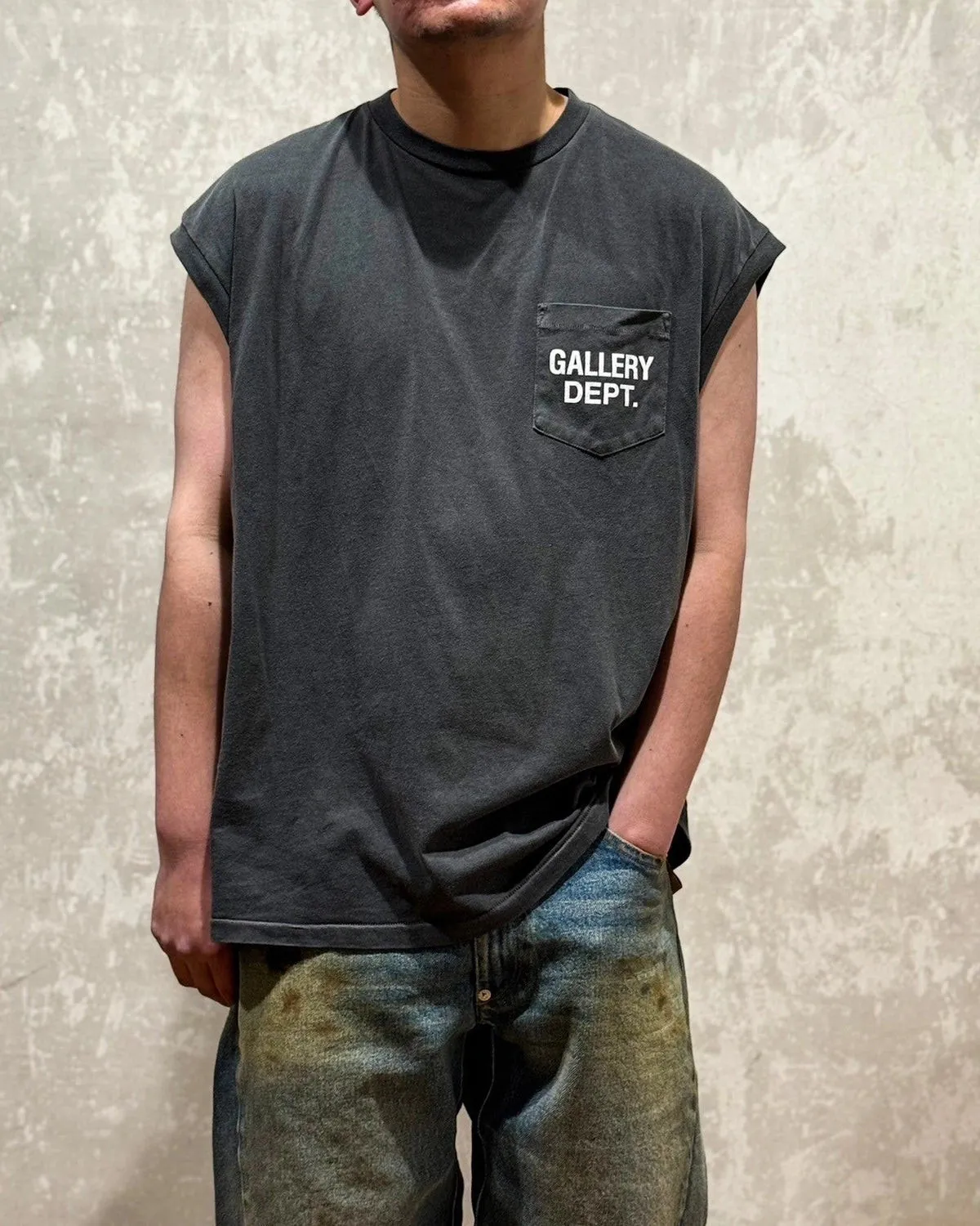 GALLERY DEPT. AUGI SLEEVELESS TEE/VINTAGE BLACK/NAVY/WHT English pocket sleeveless vest TEE Washed black/navy blue/white S-XL Same as the original version Super comfortable summer brushed lightweight material No sense of comfort on the upper body Loose and crisp fit Comfortable and breathable